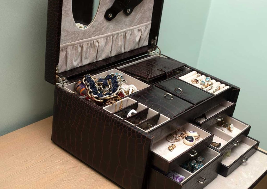 Conseils de stockage pour préserver vos bijoux des emmêlements et rayures