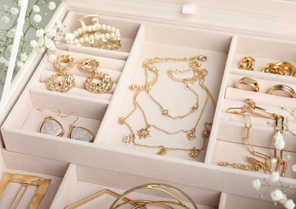 Les 10 bijoux essentiels pour une collection de bijoux féminins