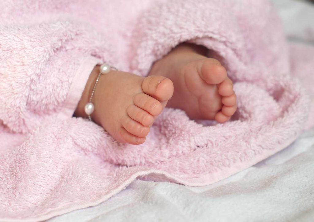 Guide d’achat de bijoux pour nouveau-nés : Options sûres et adorables